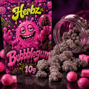 Gros plan de Bubblegum 25% THCA aux nuances vertes et pistils orangés