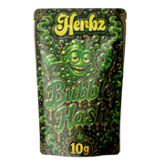 Bubble Hash 50% THCA, bloc de hash brun olive foncé sur fond noir