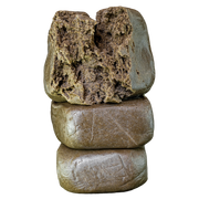 Bubble Hash à l'extérieur pressé et au cœur poreux riche en trichomes