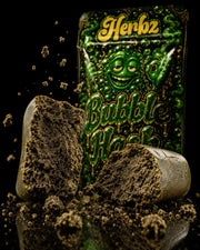 Gros plan de Bubble Hash 50% THCA à la structure compacte