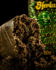Herbz Bubble Hash à la surface foncée et au profil de hash naturel
