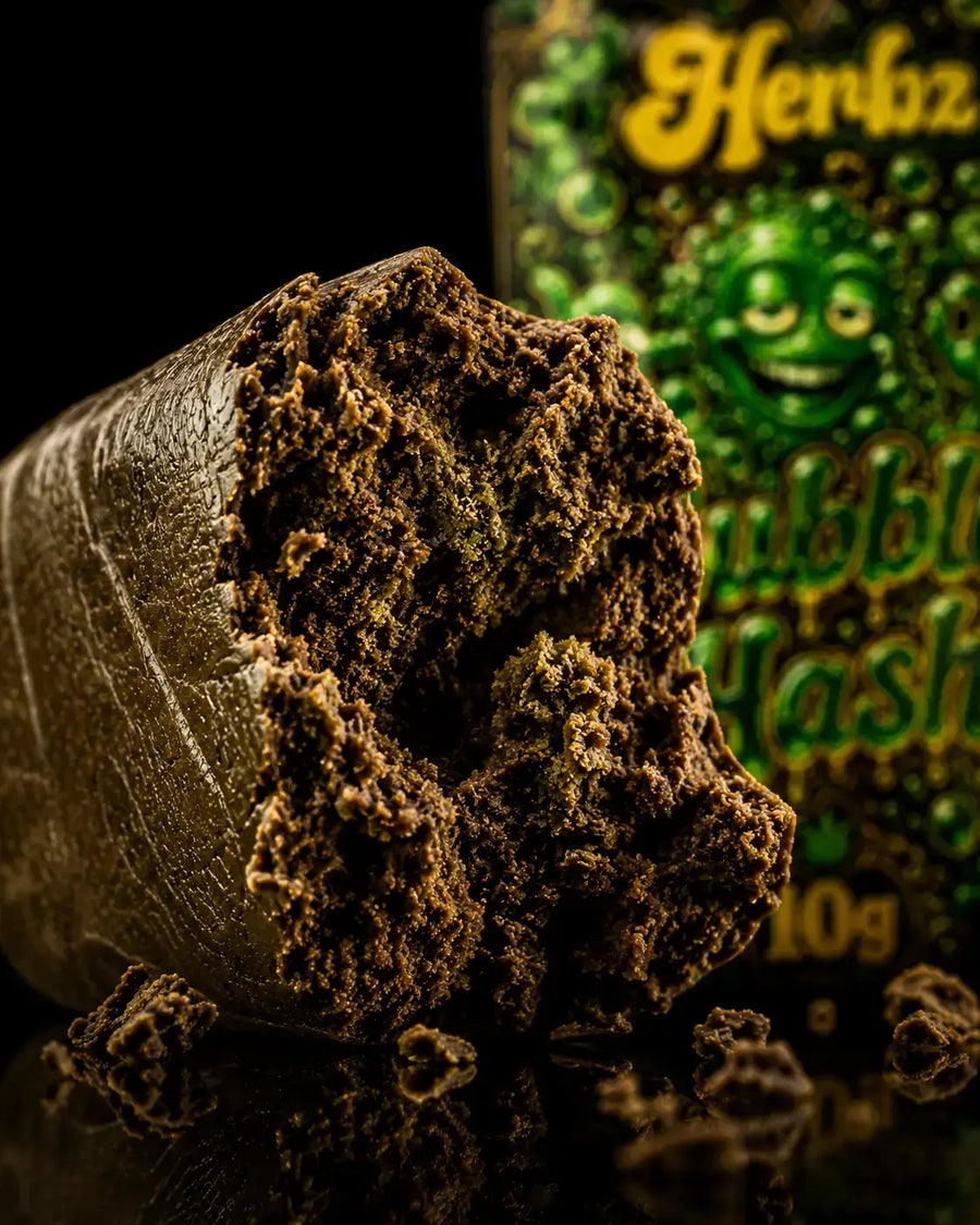 Herbz Bubble Hash à la surface foncée et au profil de hash naturel