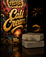 Cali Cream 50% THCA blocs de hash avec surface brun doré foncé et centre poreux