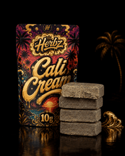Cali Cream 50% THCA à l'extérieur compact et à la structure interne granuleuse