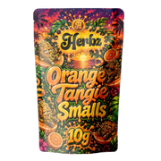 Orange Tangie Smalls 22% THCA popcorn buds avec couche de trichomes givrée sur fond noir

