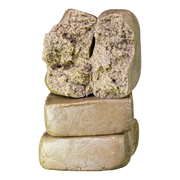 Gros plan de Piatella 60% THCA à la structure crémeuse et riche en trichomes