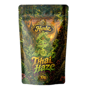 Thai Haze 23% THCA tête avec une épaisse couche de trichomes givrée sur fond noir